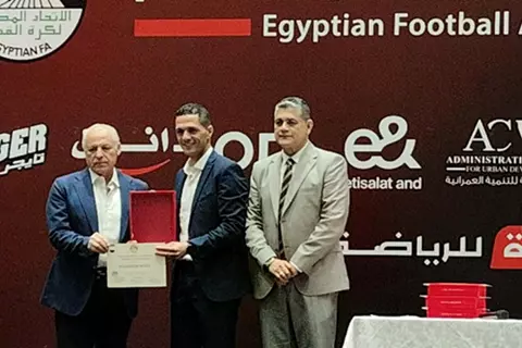 بعد أزمته مع الأهلي.. اتحاد الكرة يكرم محمود وفا ويمنحه الشارة الدولية